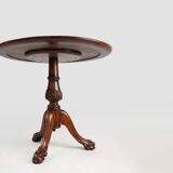 Table d'appoint circulaire en chêne sculptée à la main avec pieds en tête de lion