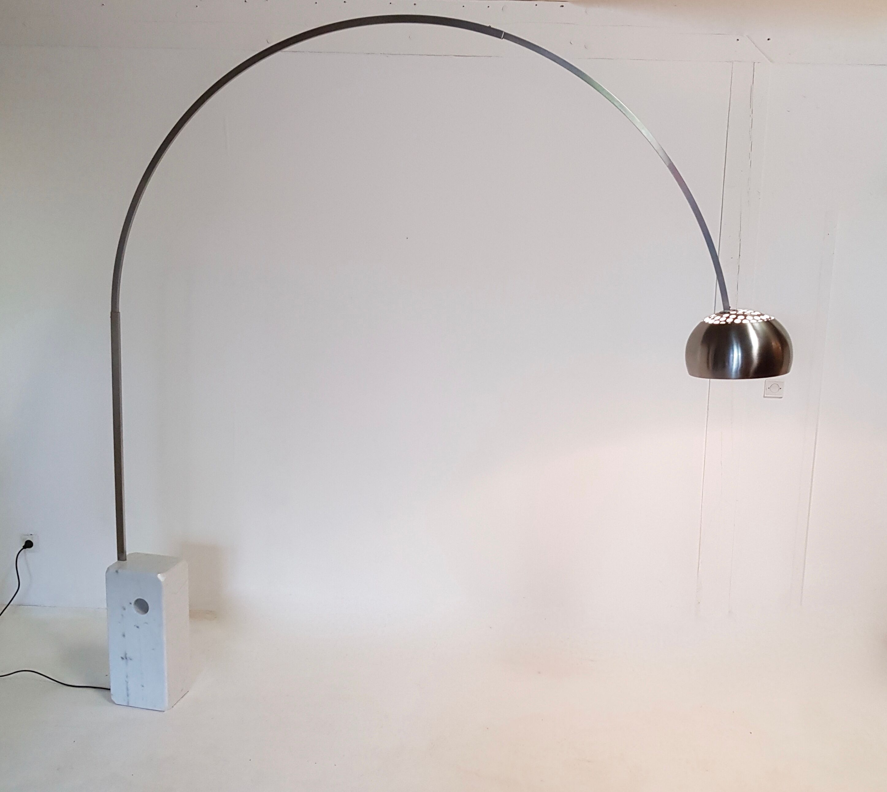 Vintage Arco lamppost marble foot