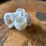 Petit éléphant en biscuit de porcelaine, salerons du 19e siècle