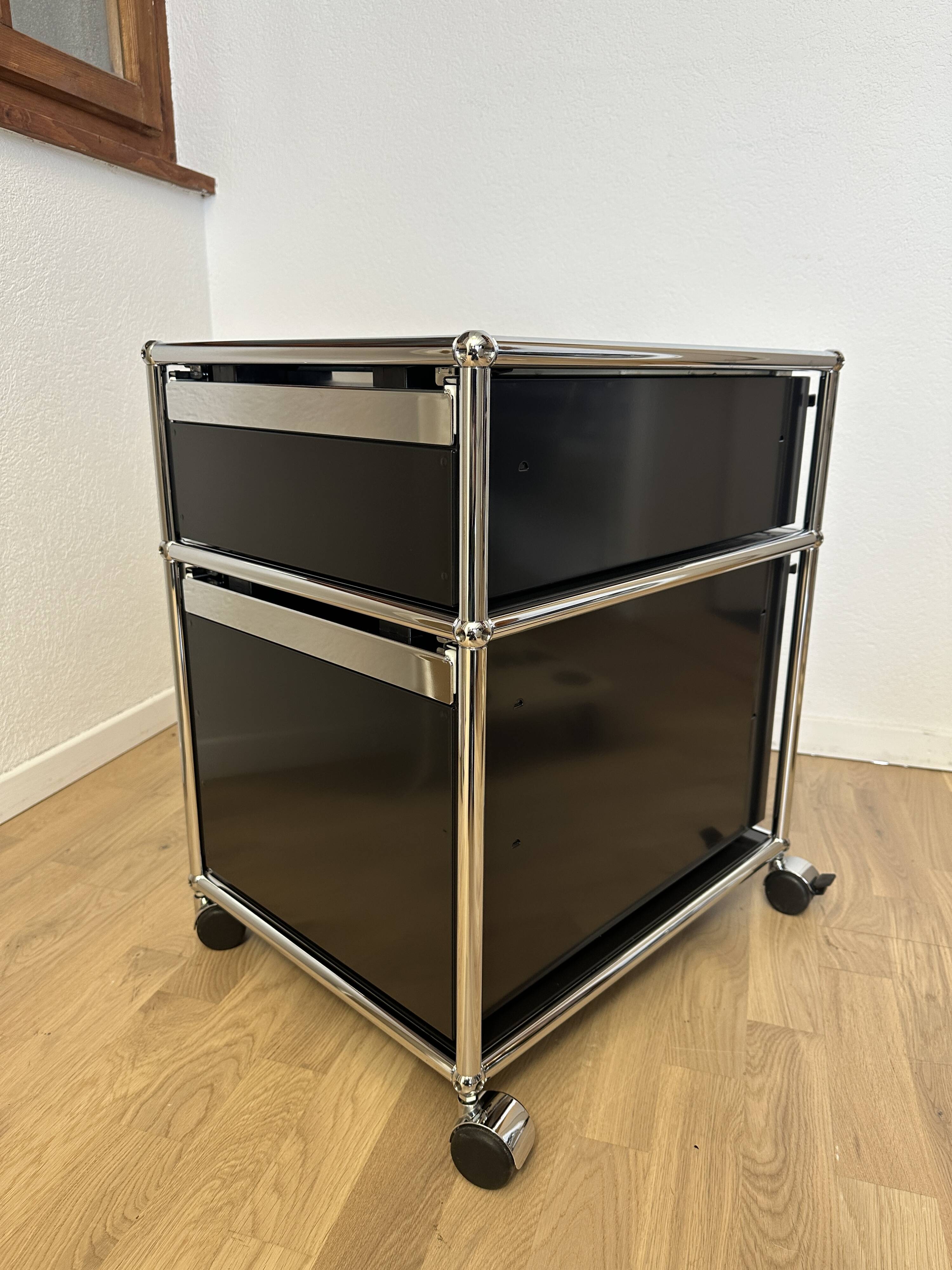 USM Haller wheeled caisson in Graphite Black