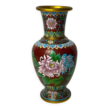 China, cloisonné vase with chrysanthemums, early 20th century.