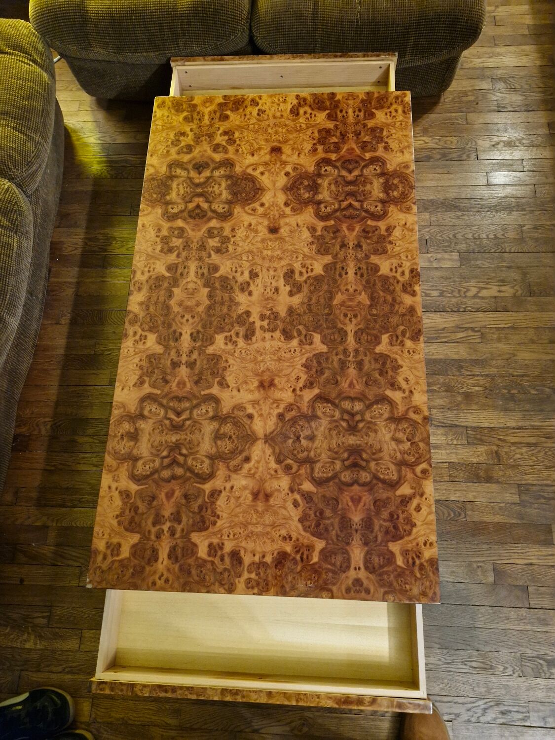 Italian design coffee table in burl wood by Roche Bobois, 1970s.