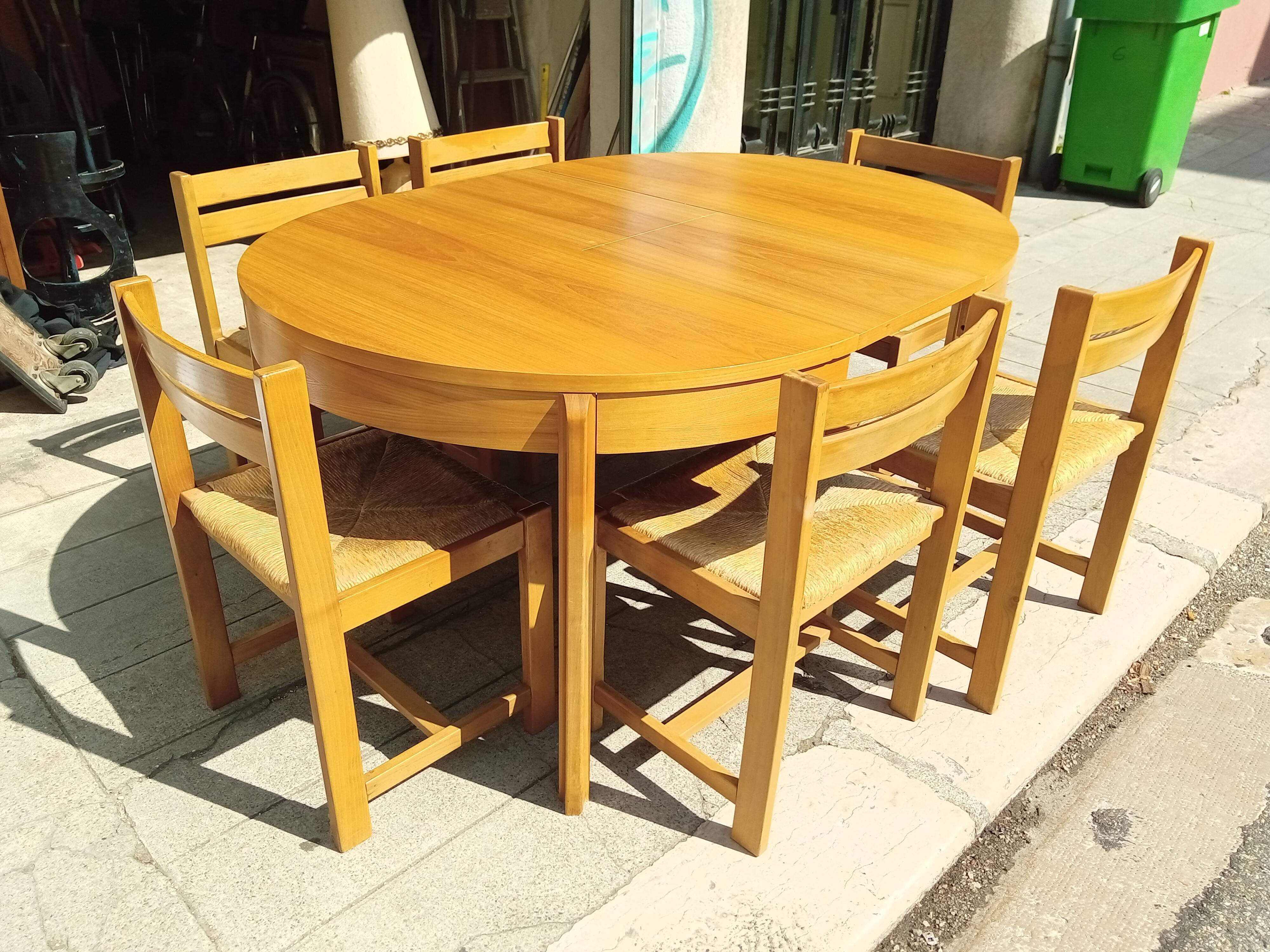 Table and six chairs in elm. Vintage