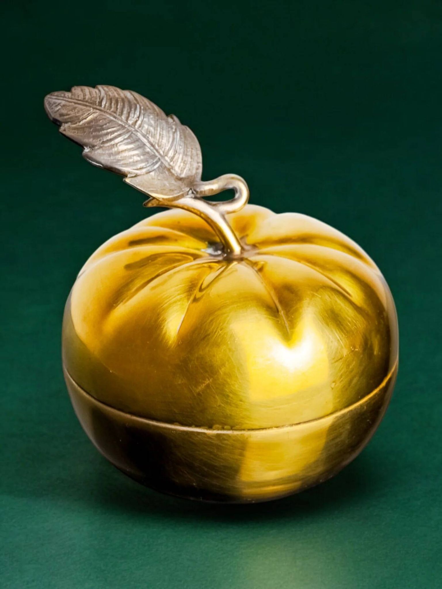 Boîte de vanité en laiton en forme de pomme, Italie, années 1970