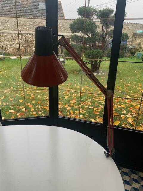 Architect's lamp in burgundy red metal, adjustable and articulated vintage