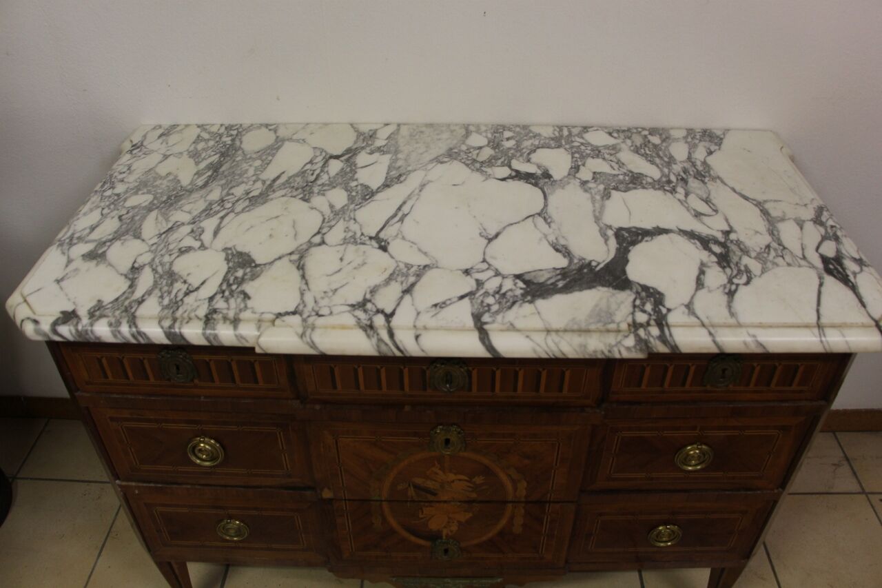 Dresser to music attributes of Louis XVl era