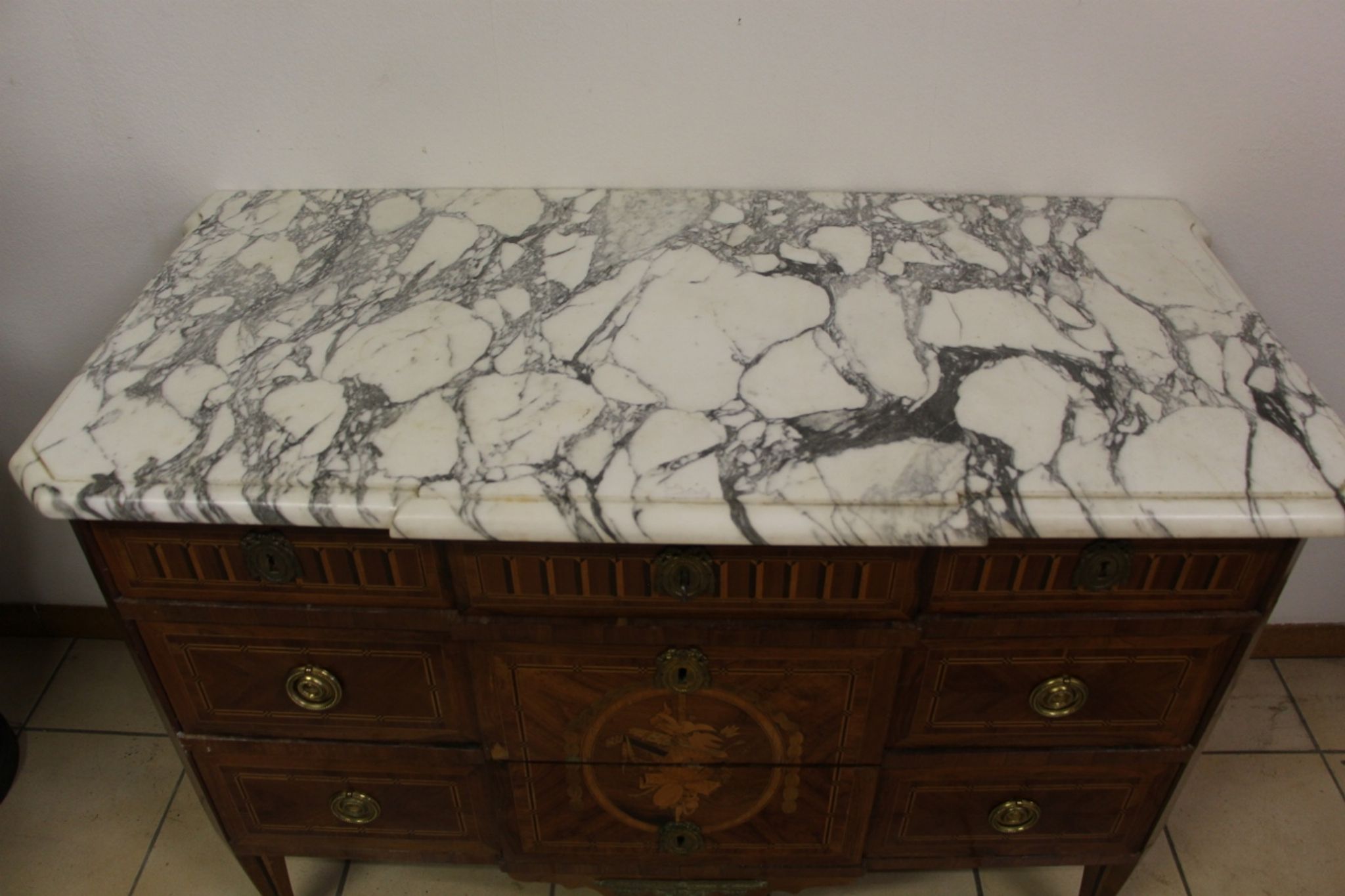 Commode aux attributs de musique d'époque Louis XVl