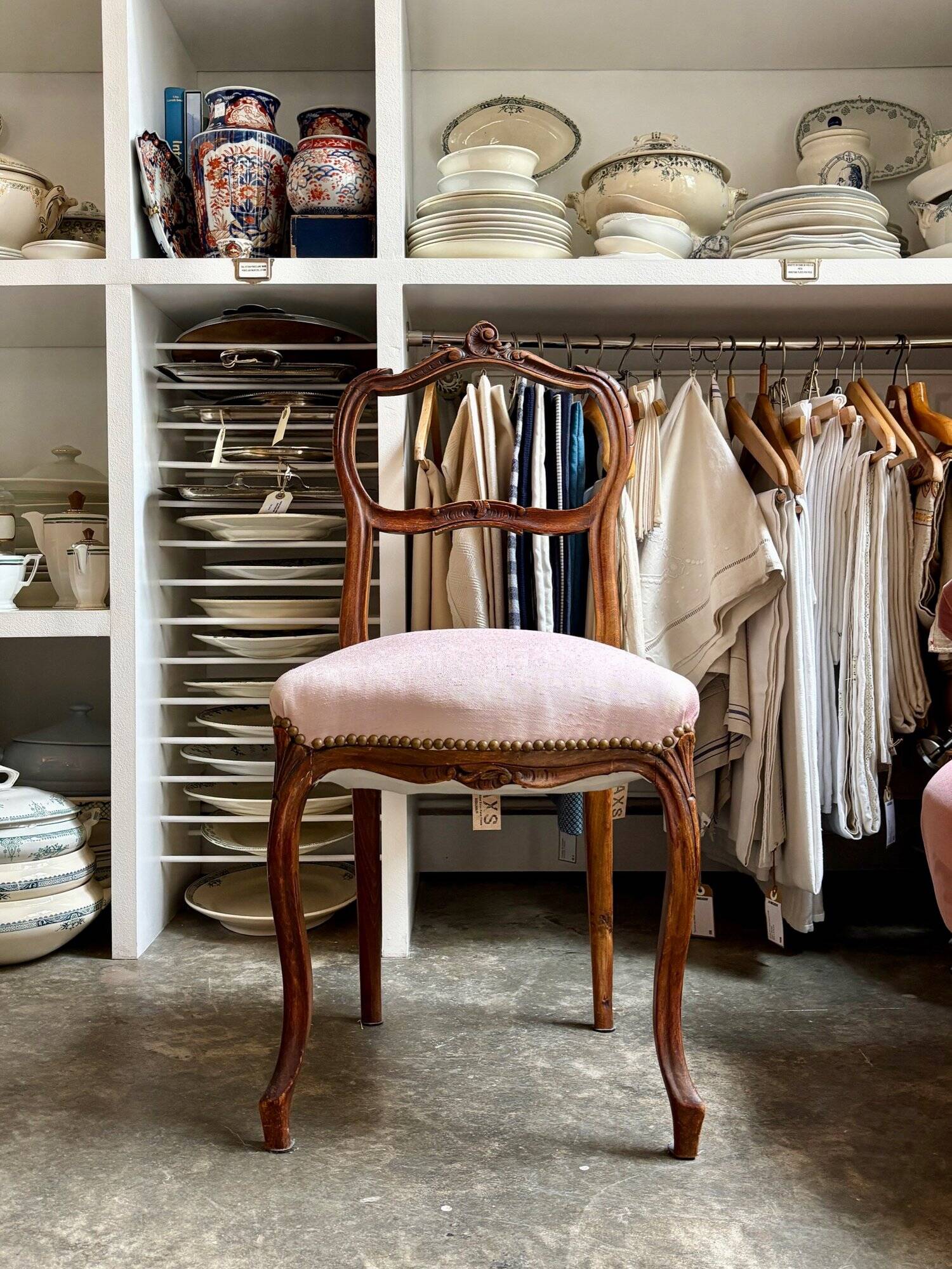 Chaise en bois ciselé et tissu rose poudré
