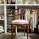 Chaise en bois ciselé et tissu rose poudré