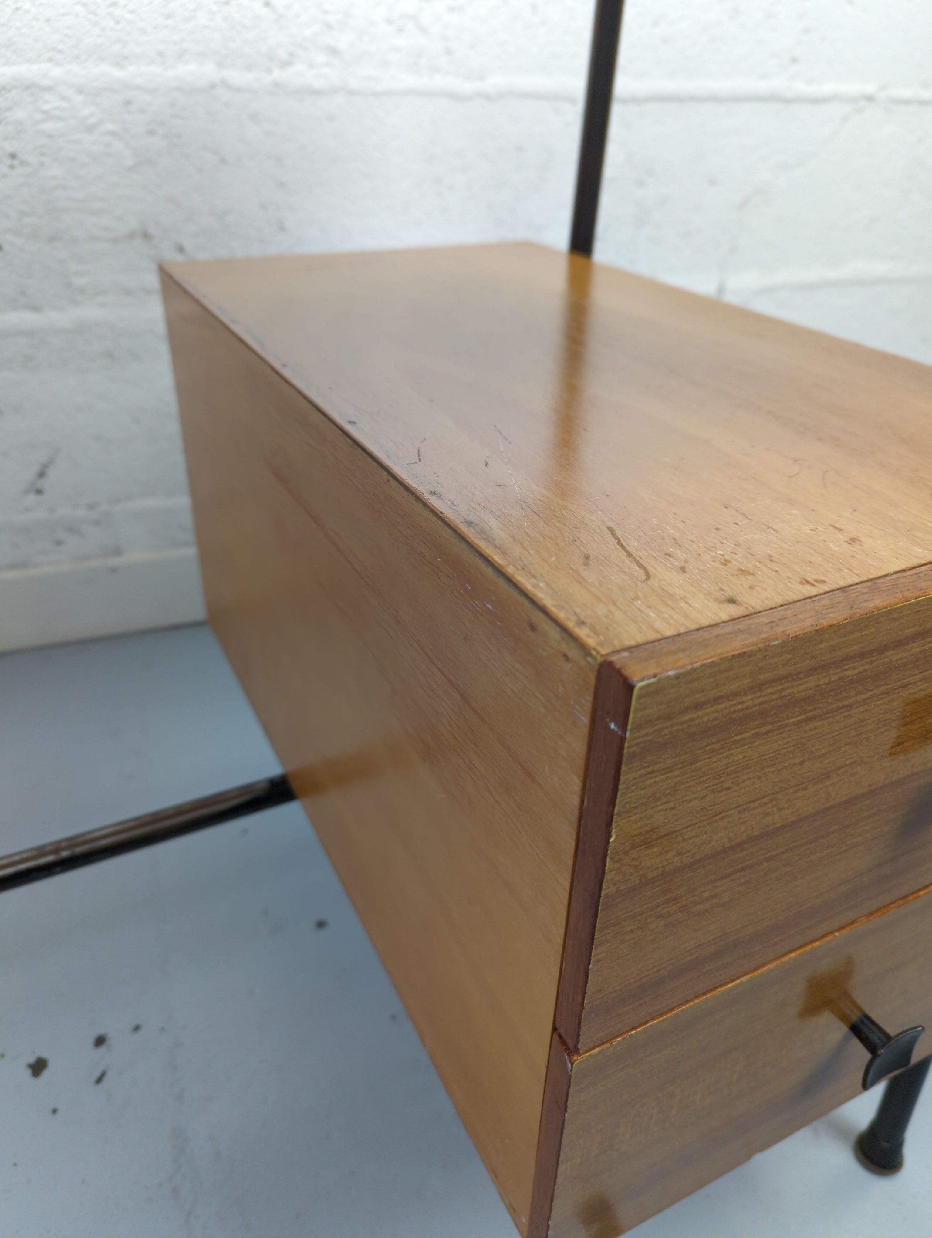 Bureau vintage formica et métal caisson deux tiroirs