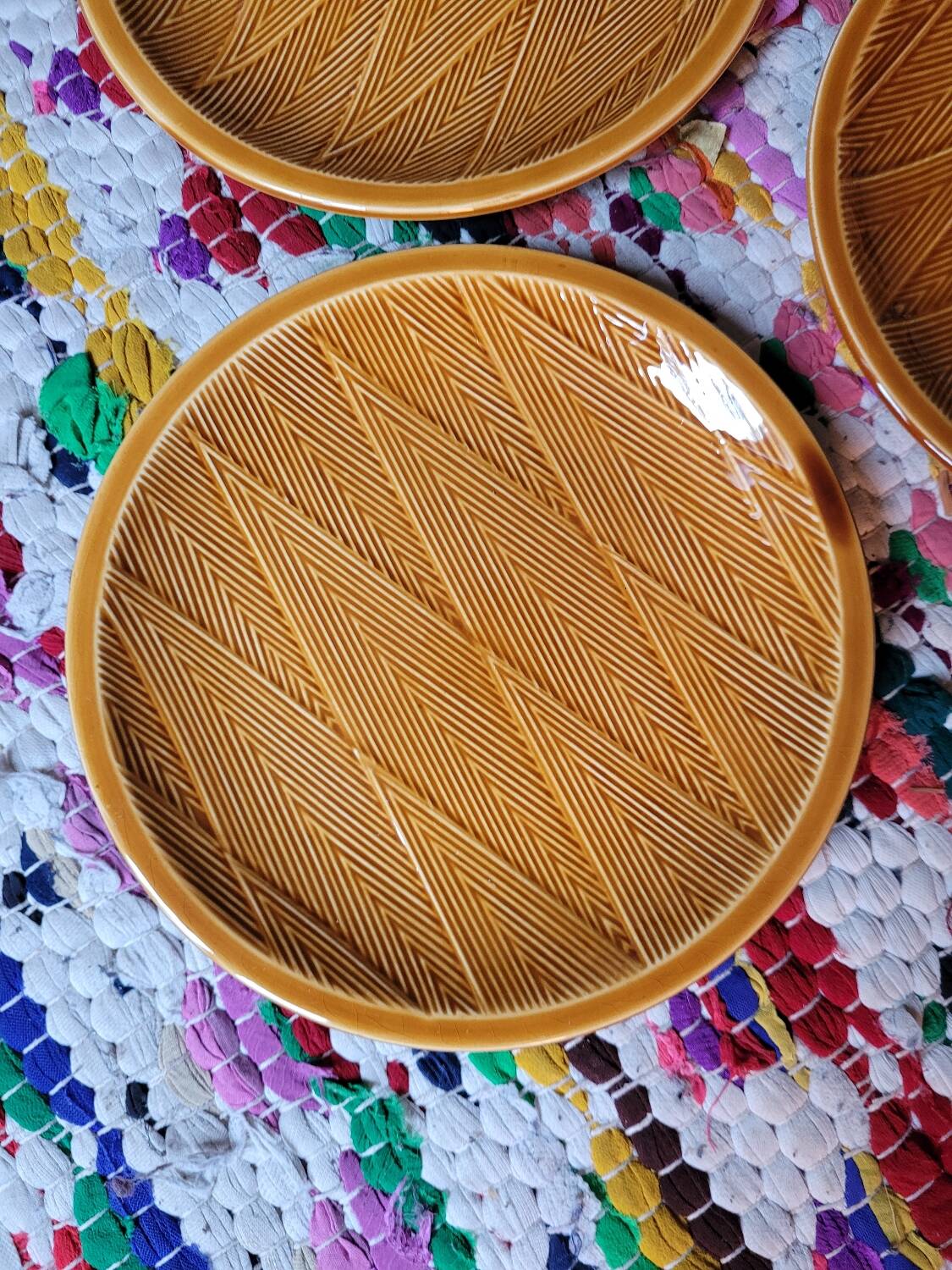 Lot No. 1 of 6 Salins barbotine dessert plates