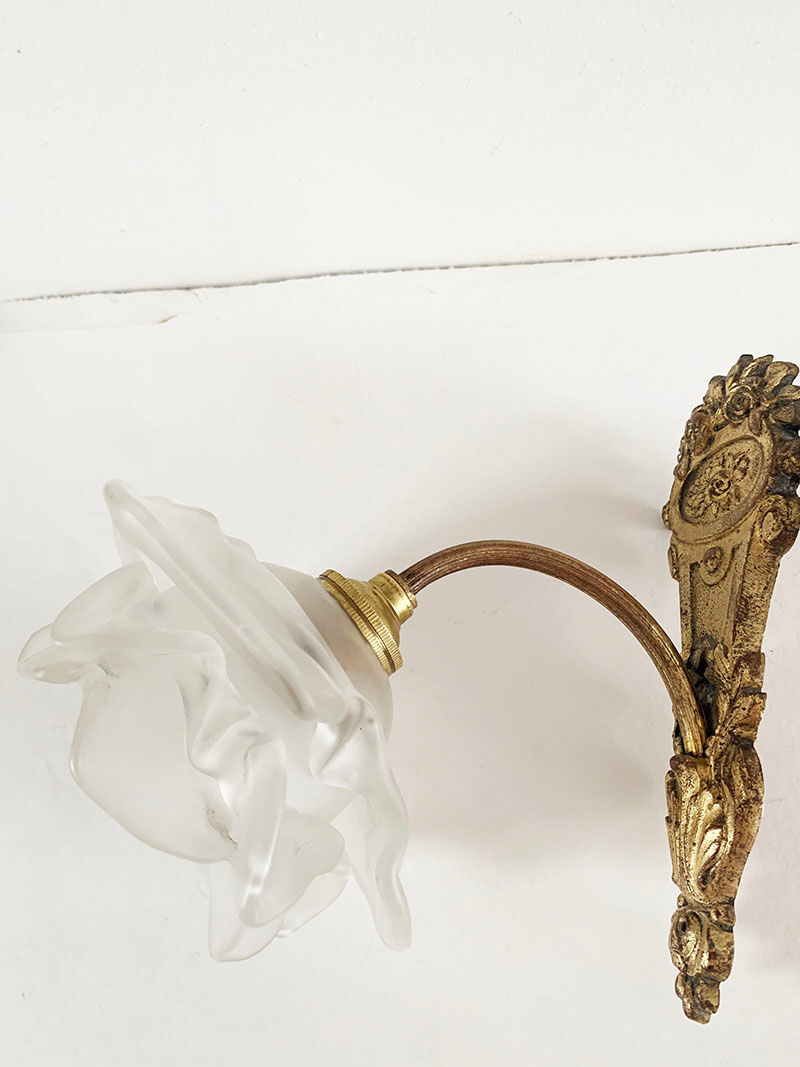 Tulip and brass applique