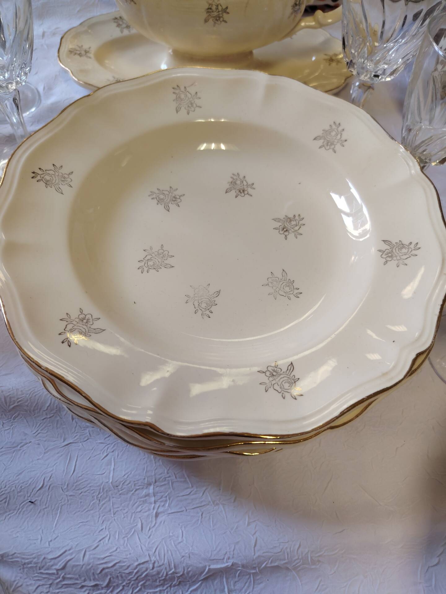 Sarreguemines set of 12 flat plates model Raphaël or flowers of F