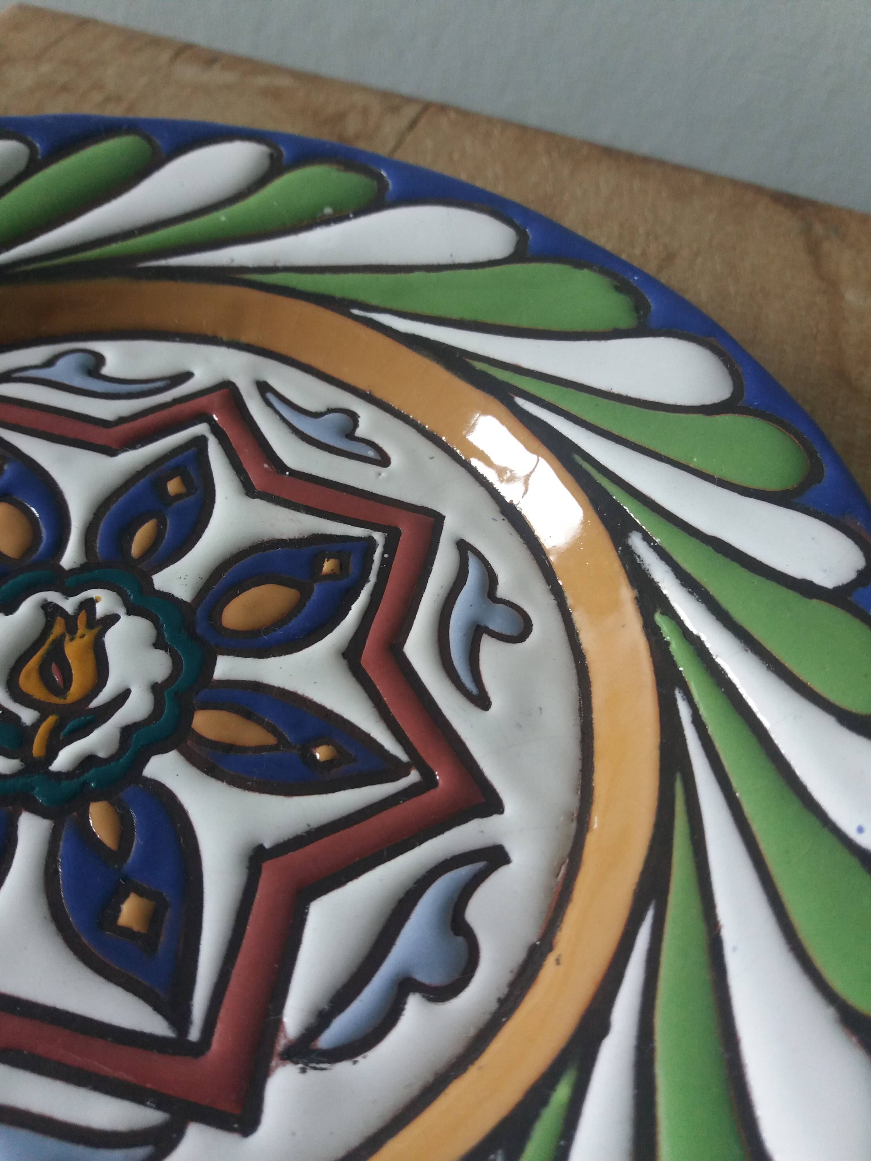 Decorative wall plate signed A. Alvarez