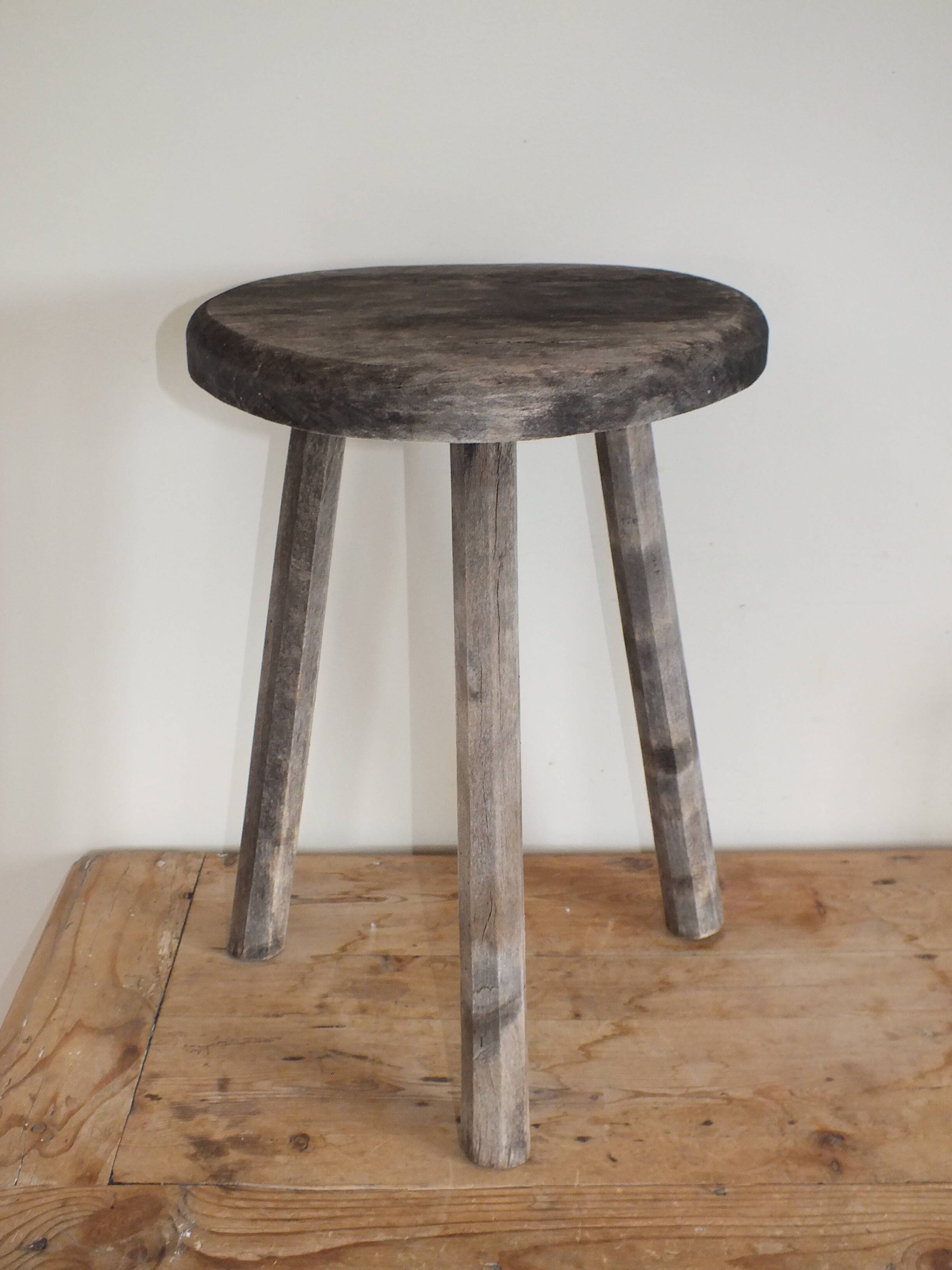 Vintage tripod stool in raw wood, 70s/80s