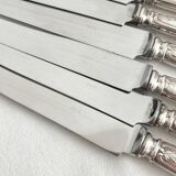 12 antique silver-plated knives with acanthus shell decoration and stainless steel blades.