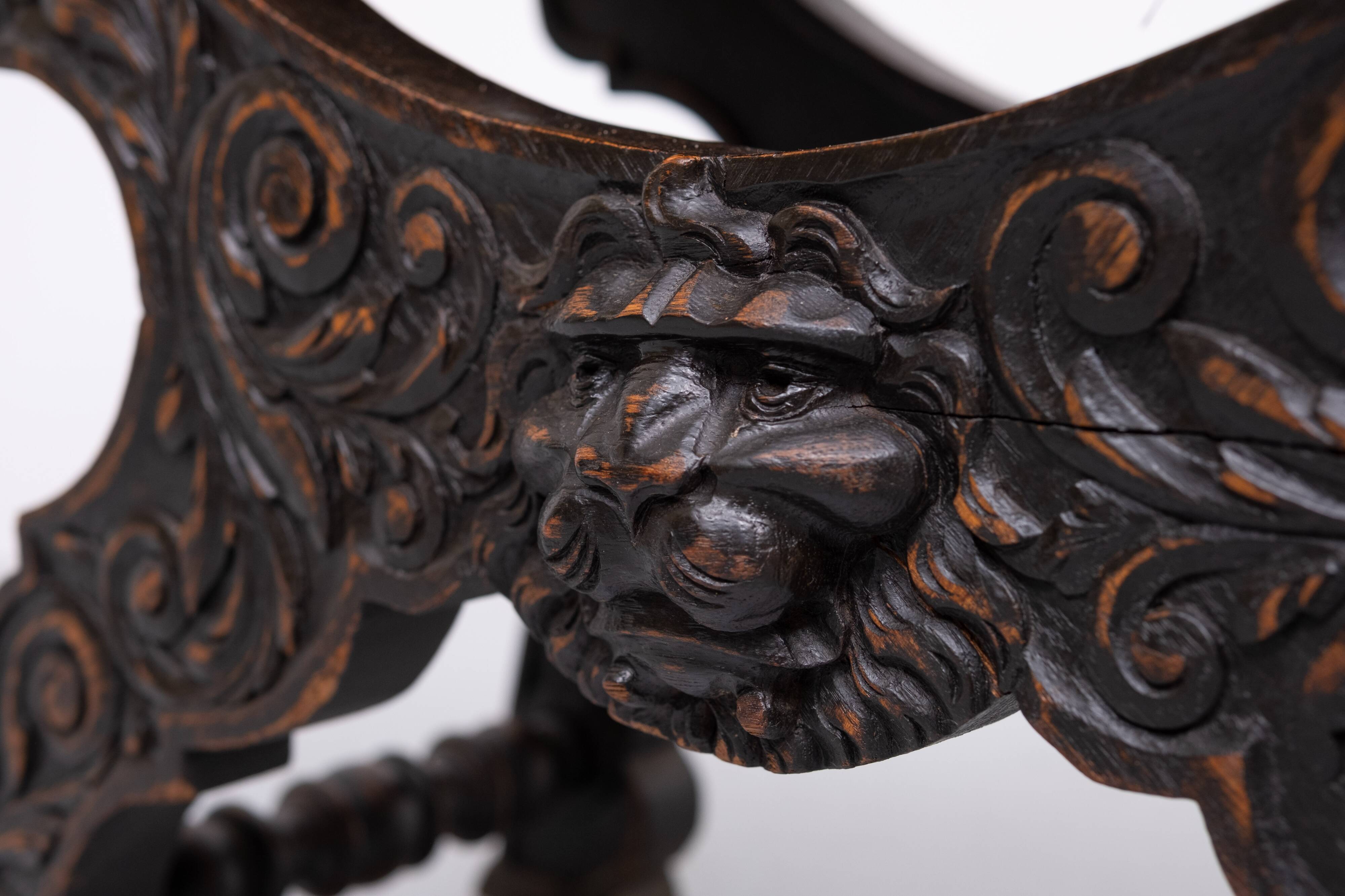 Tabouret victorien antique à décor de lions sculpté à la main, Hollande