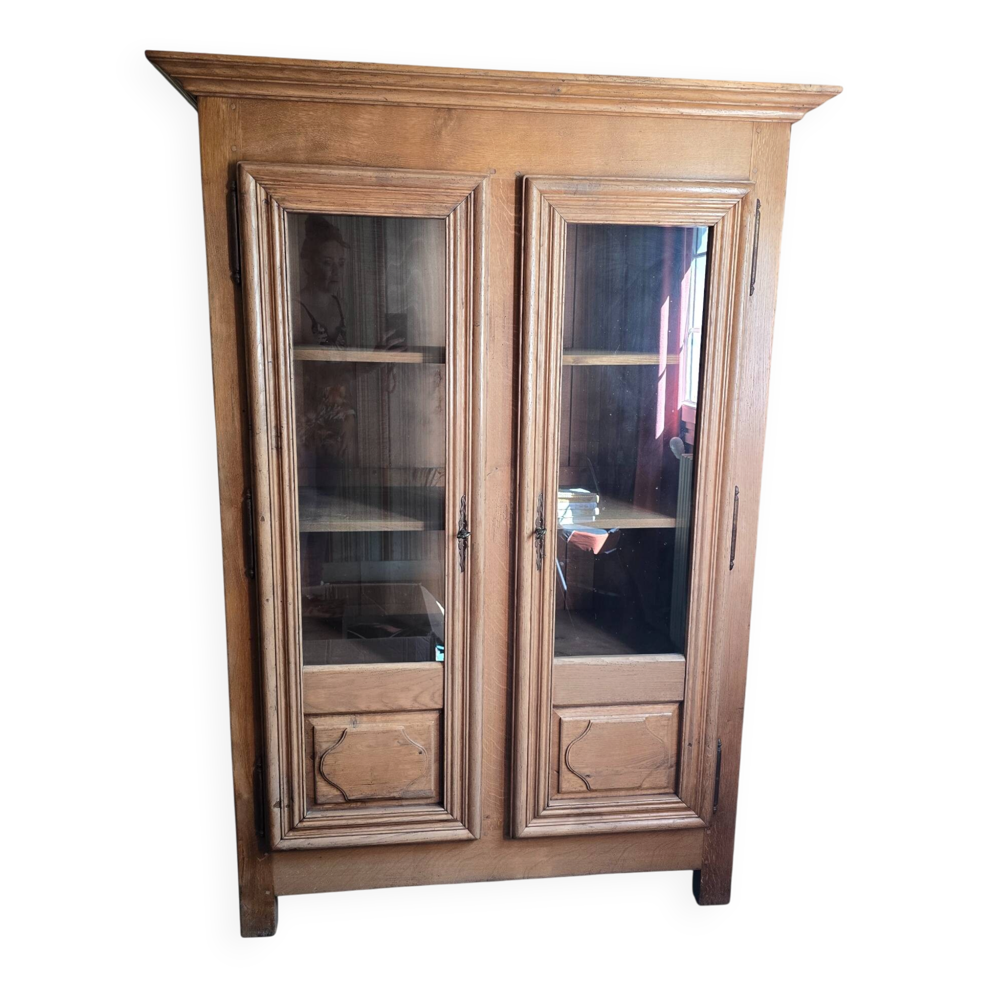 Antique display cabinet in solid oak with two glass doors.