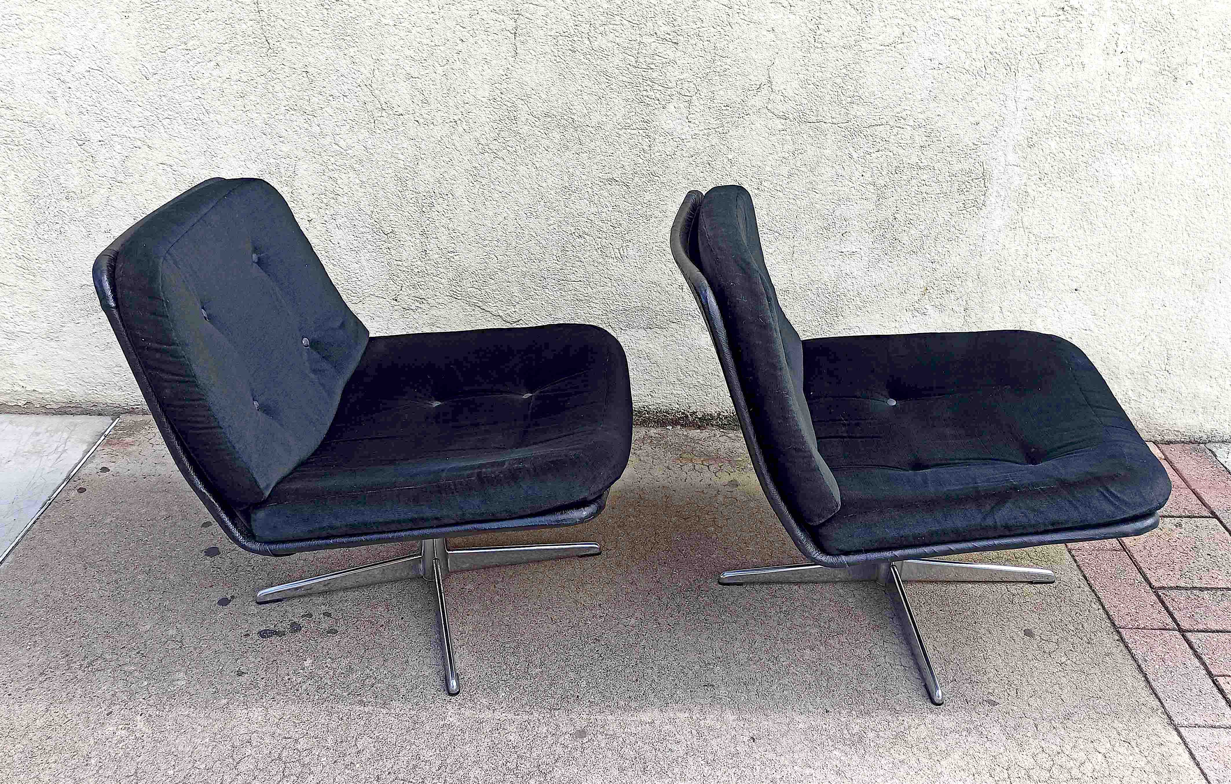 Paire de chauffeuses années 70 velours et skaï