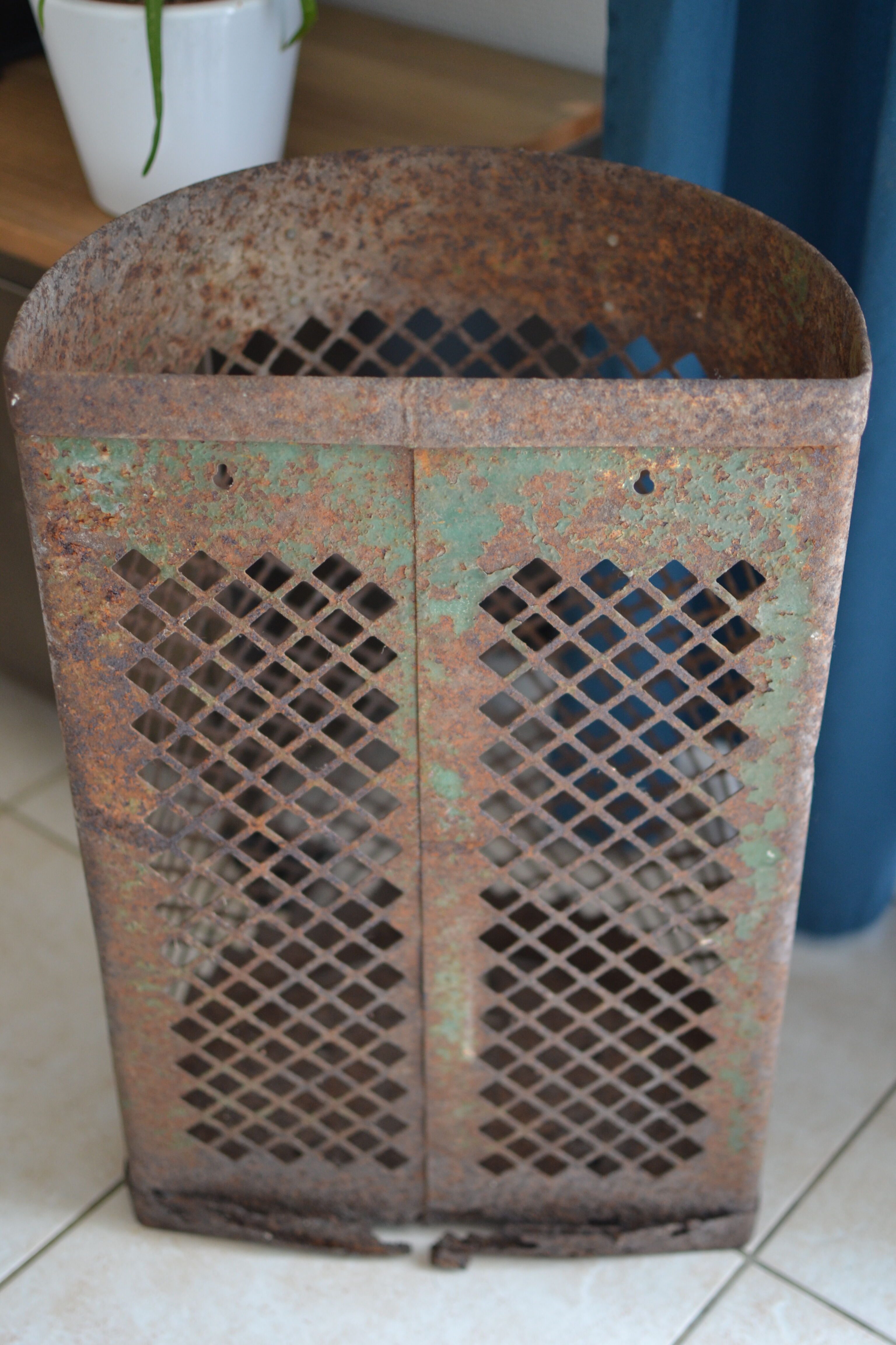 Old paper bin on rue Montrouge