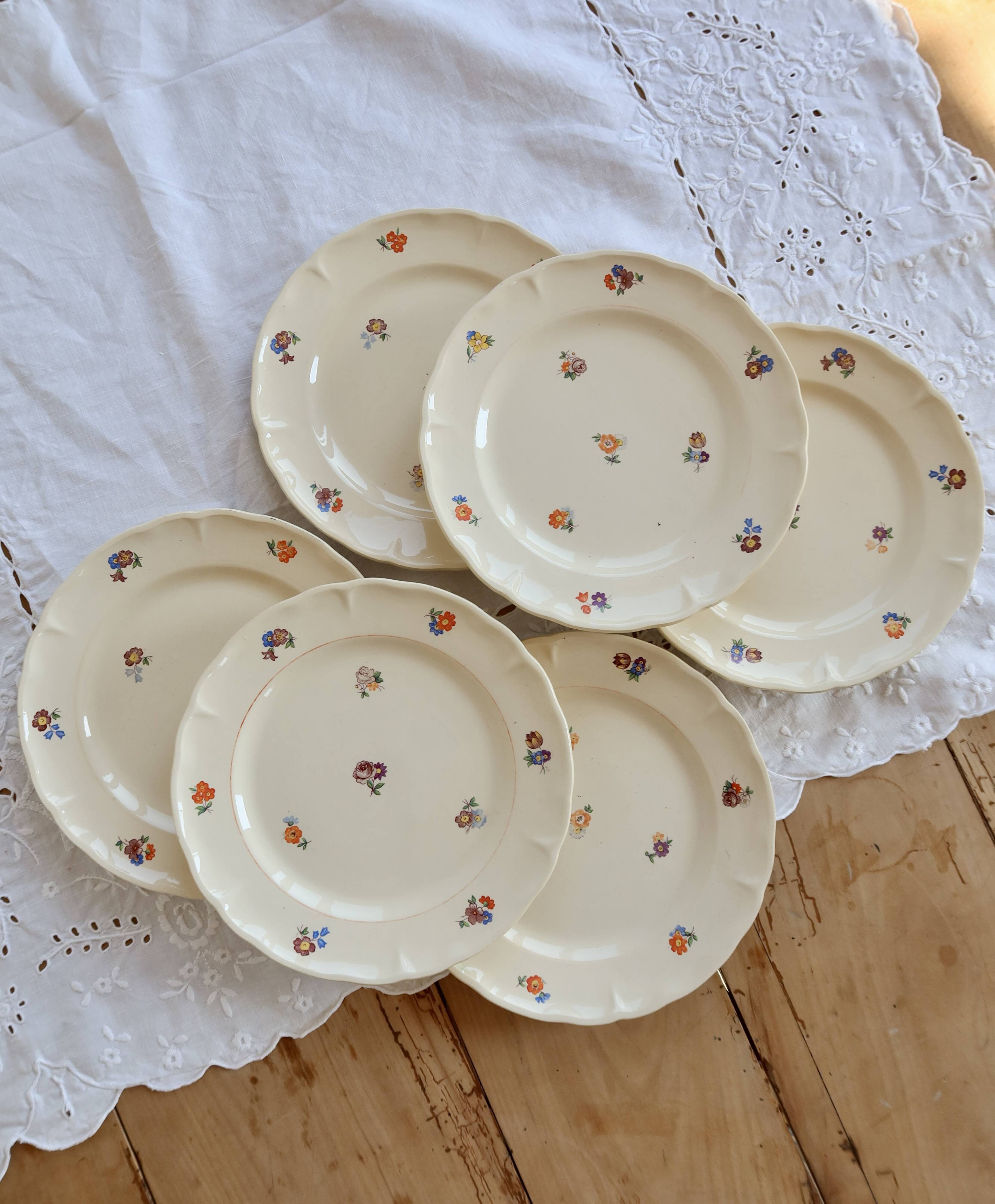 6 vintage ivory earthenware dessert plates – Small flower decoration