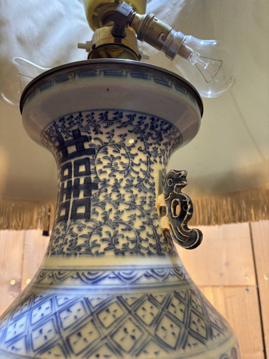 Enamelled porcelain lamp