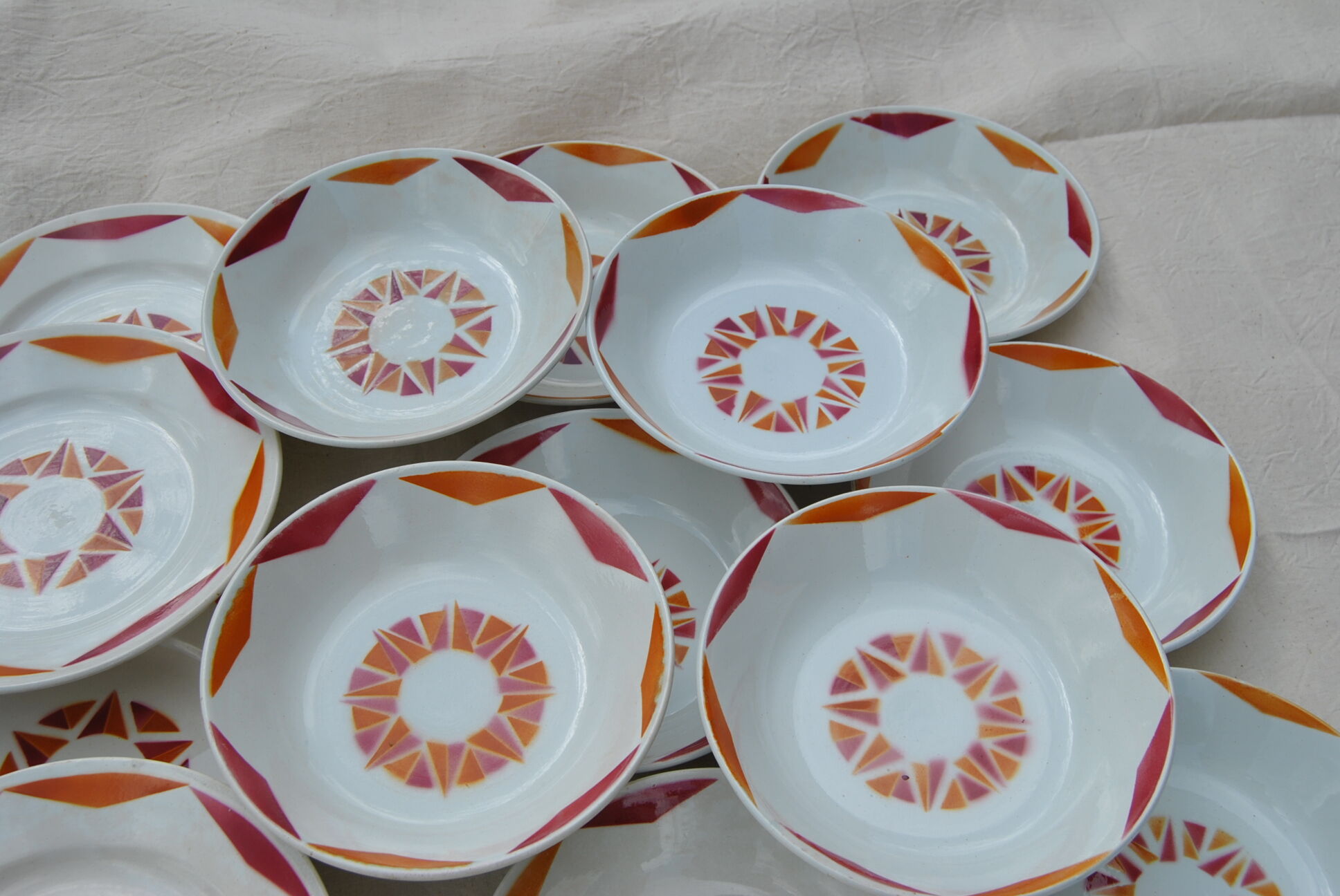 Series of 20 modernist plates Faïencerie de Castres