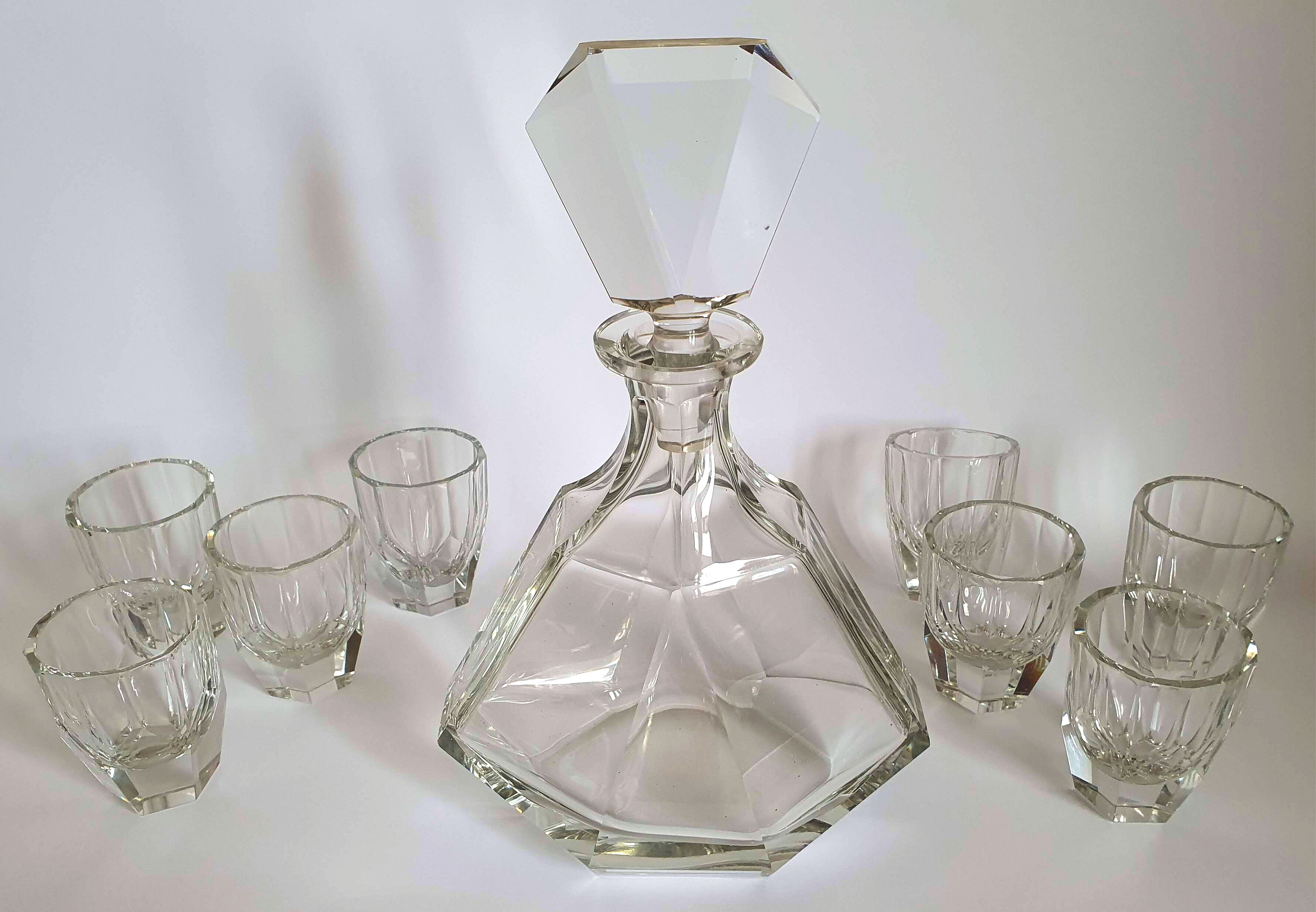 Crystal whisky decanter and 8 glasses