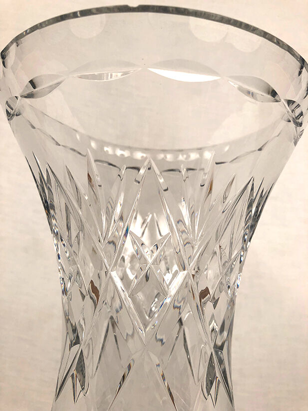 Vase in cut crystal, standing