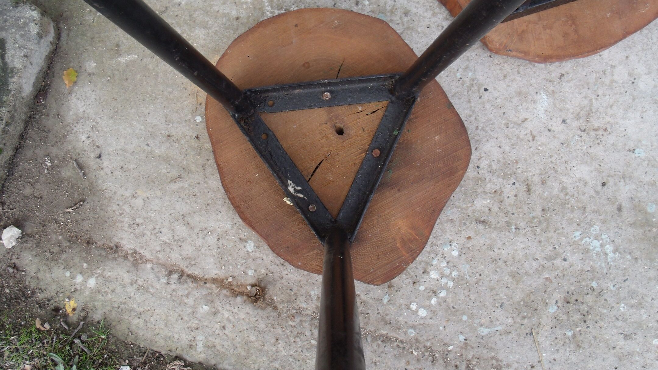 Pair of stools tripod in metal and wood log
