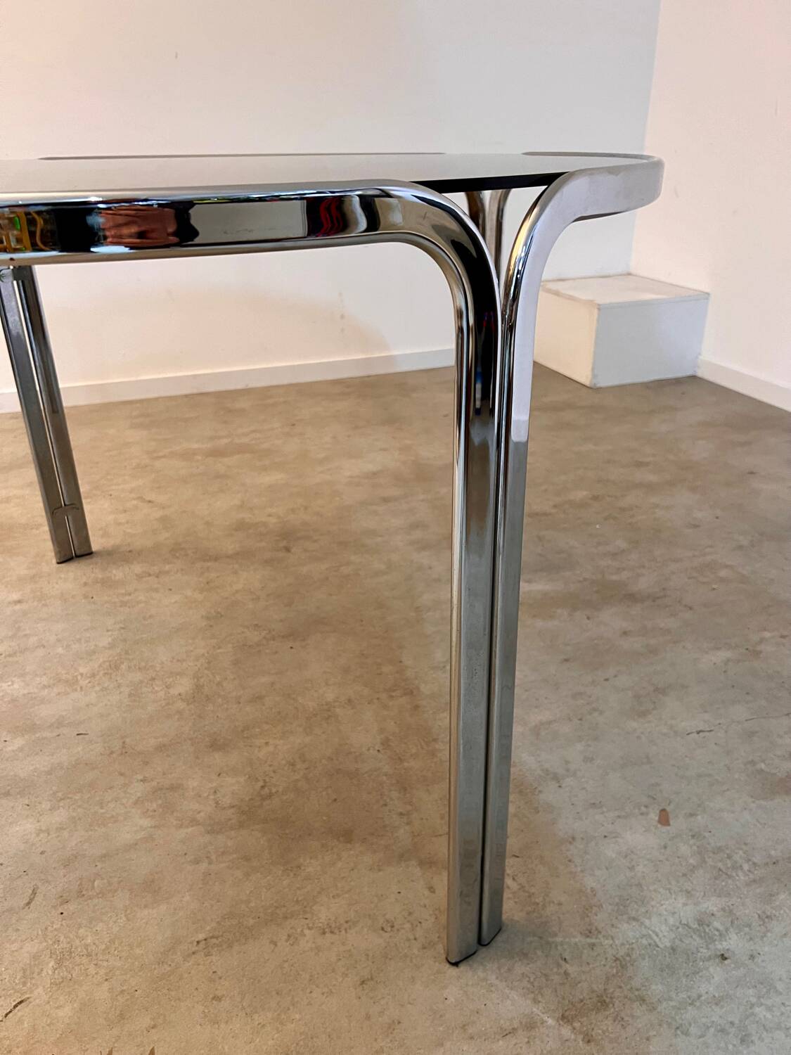 Table ronde vintage tubulaire en métal et verre fumé design année 70