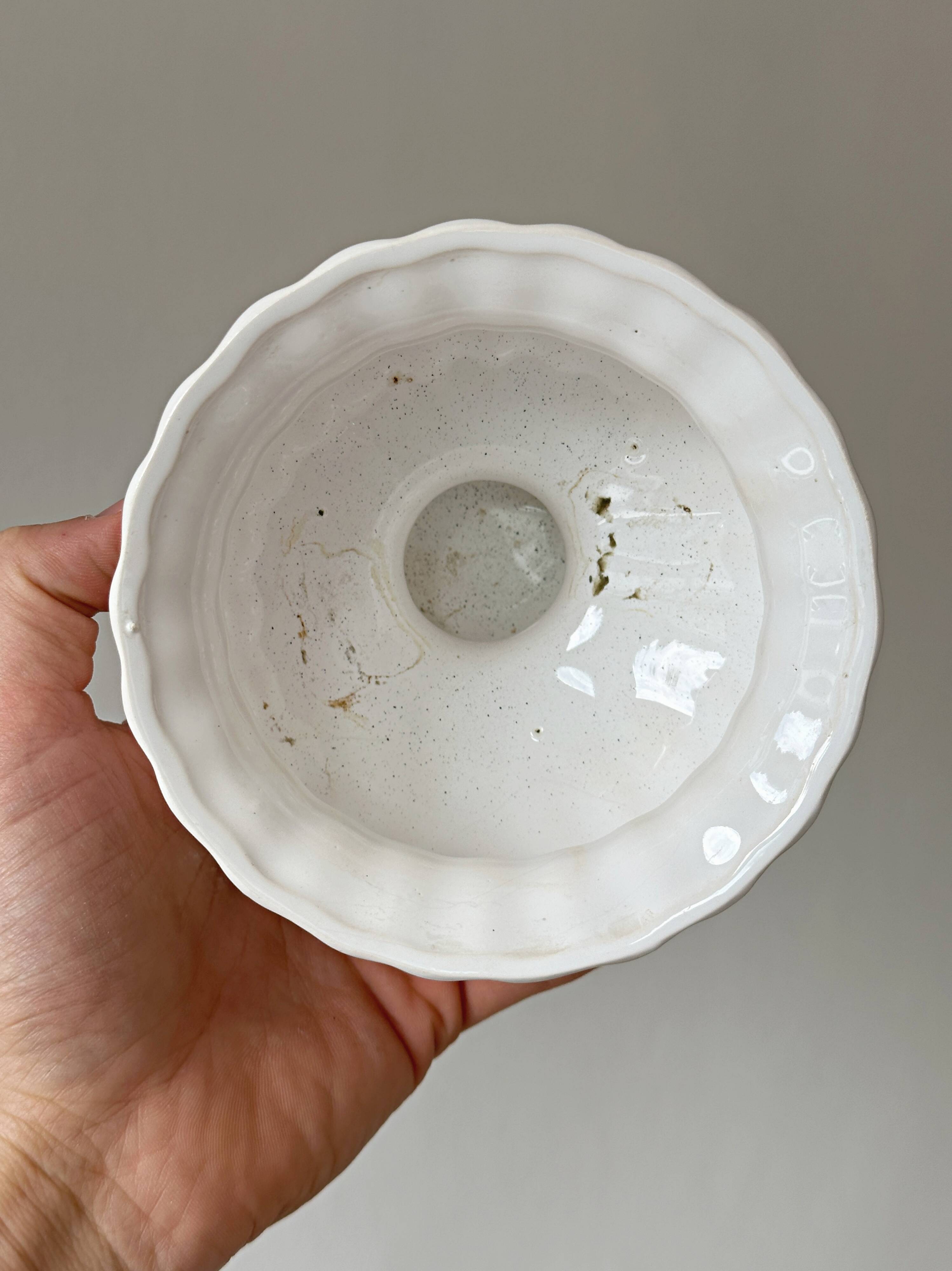 White ribbed ceramic cache-pot