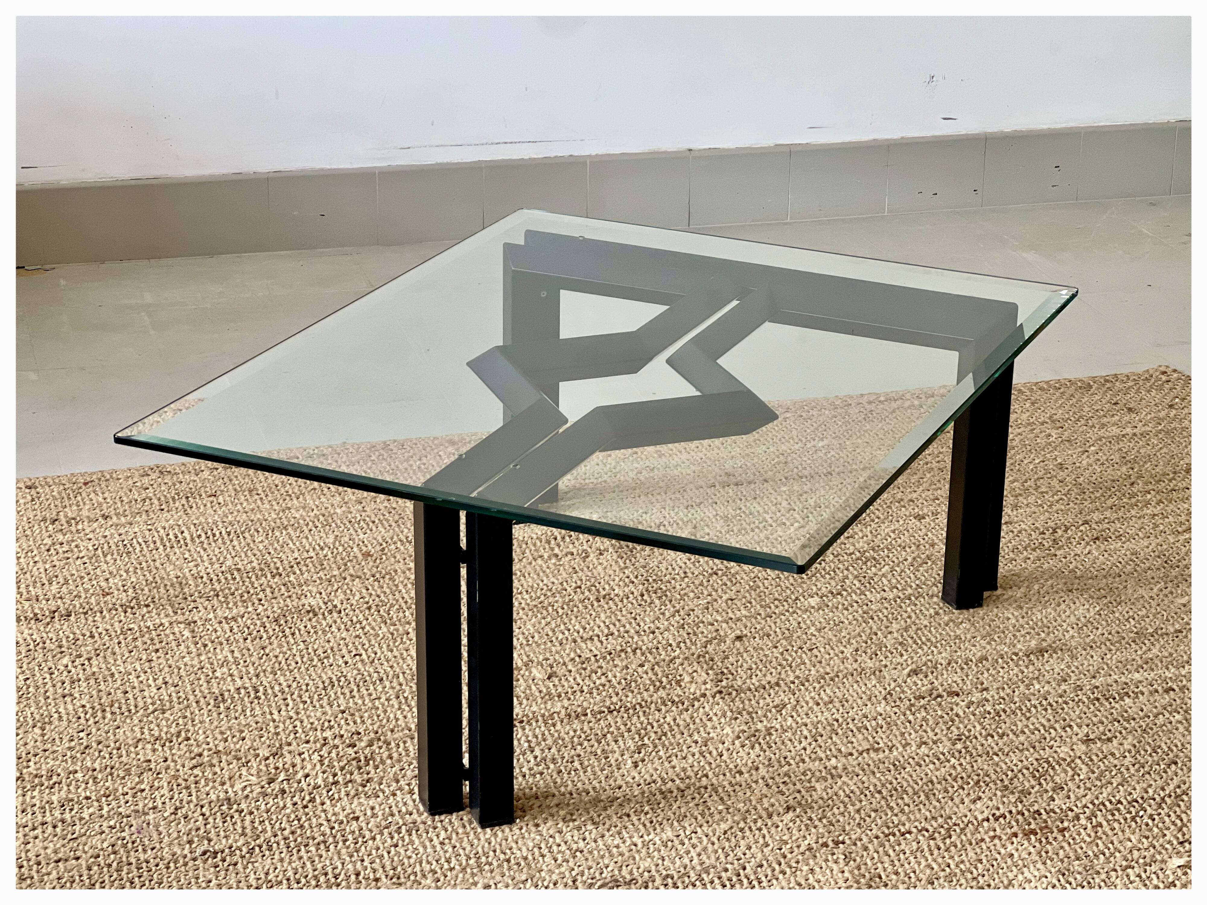 Table de salon postmoderne, structure en métal noir et en verre, années 80.