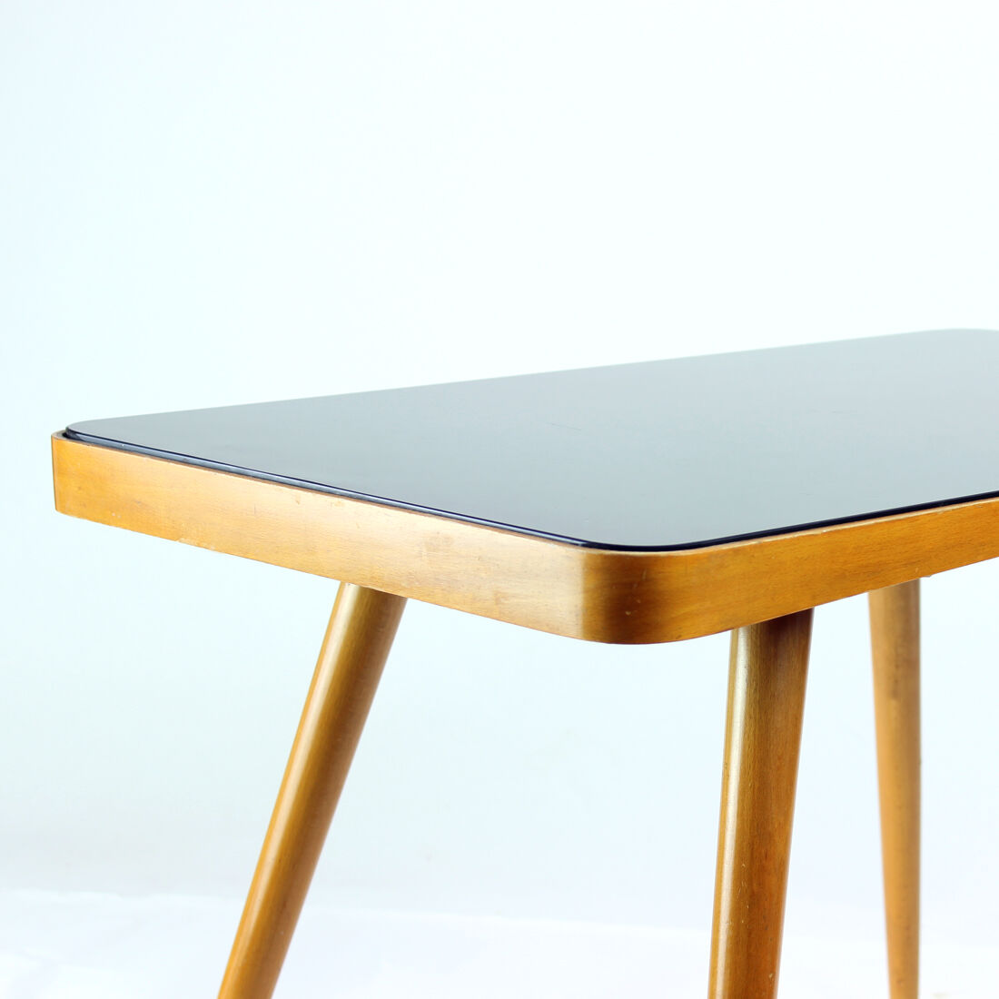 Table basse du milieu du siècle en chêne et verre noir, Tchécoslovaquie des années 1960