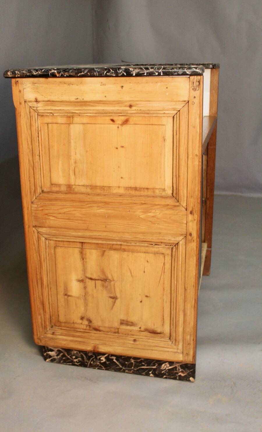 Counter bank with grape decoration