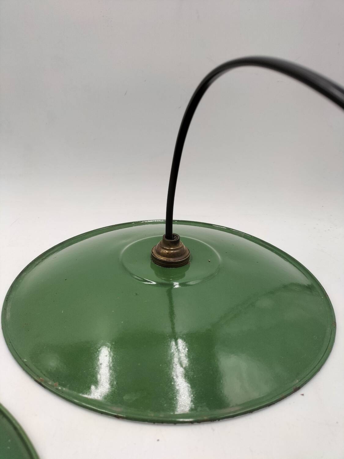 Suspensions in enamelled sheets