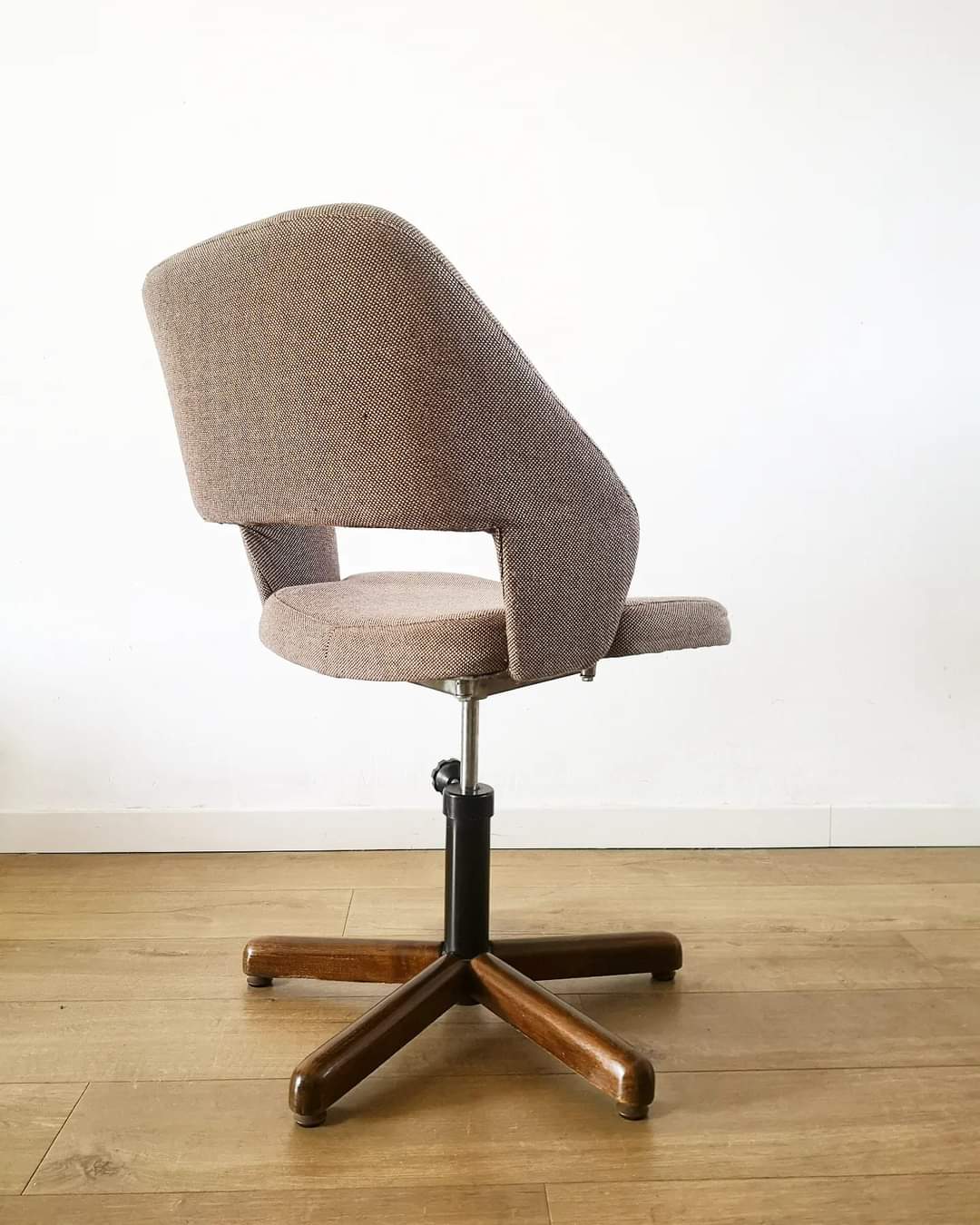Adjustable fabric office chair