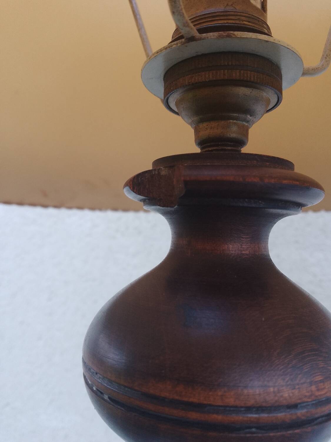 Lampe de chevet en bois tourné dans le style de Charles Dudouyt abat-jour