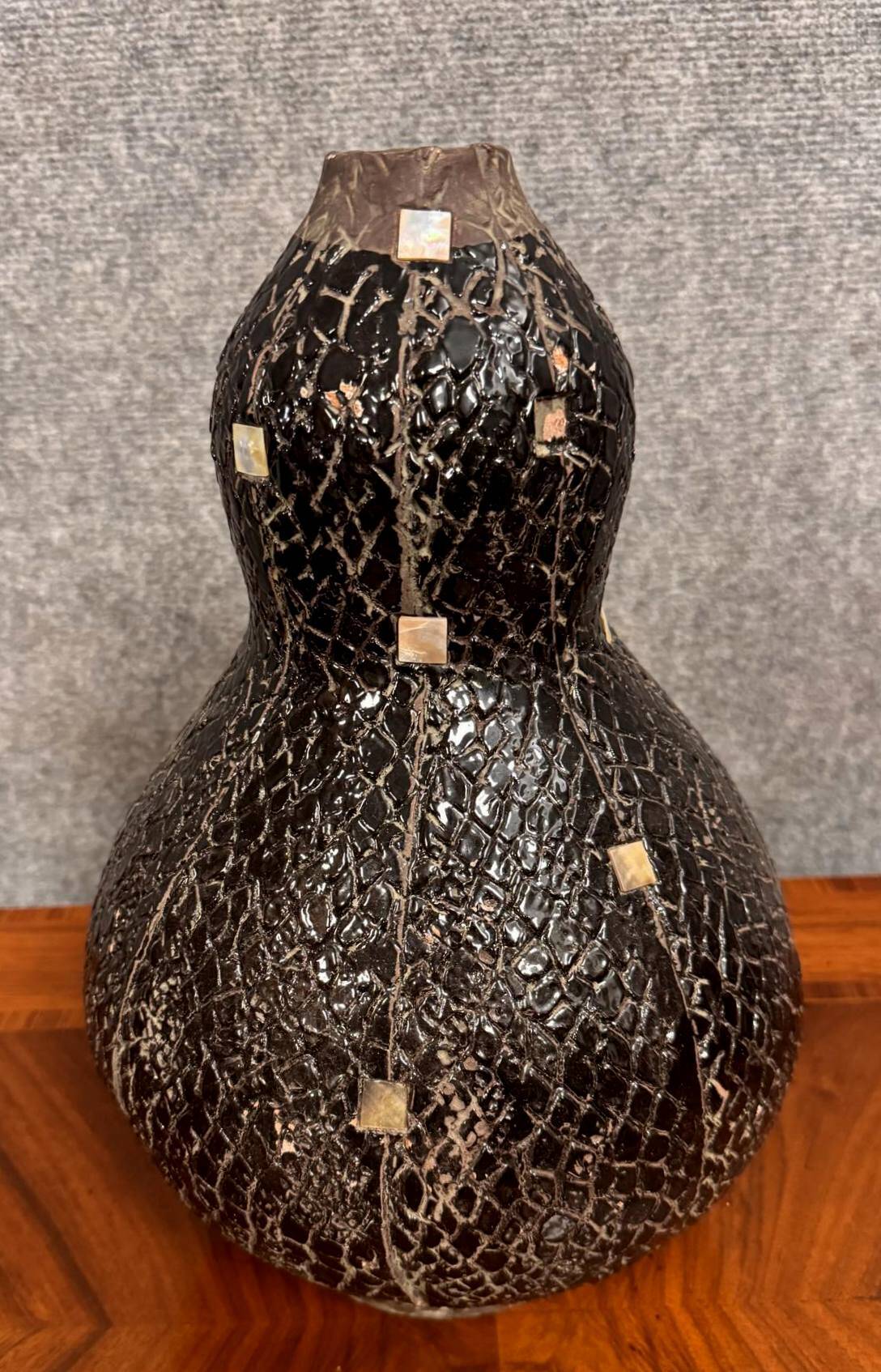Important orientalist vase in textured black ceramic, with mother-of-pearl inlays circa 1930