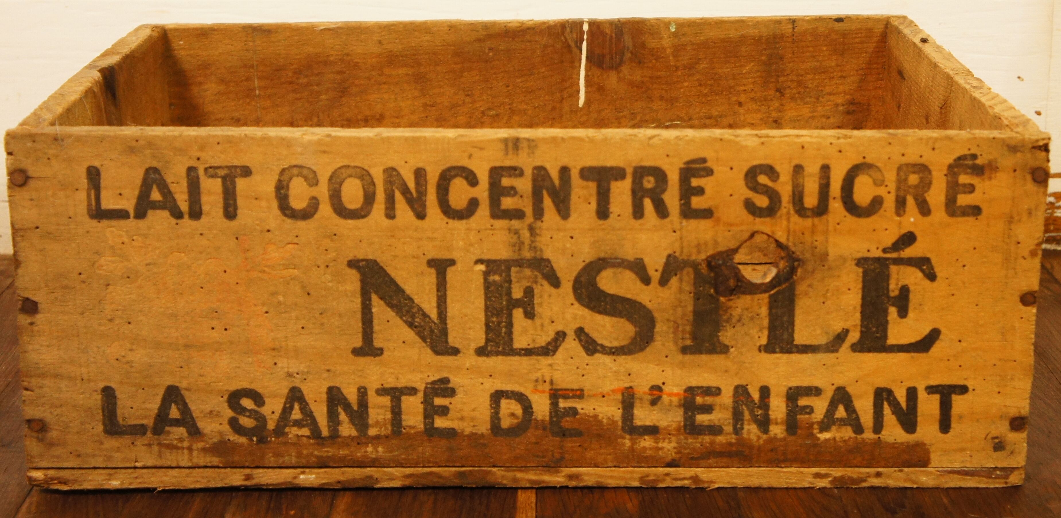 Caisse en bois ancienne Nestlé 1950