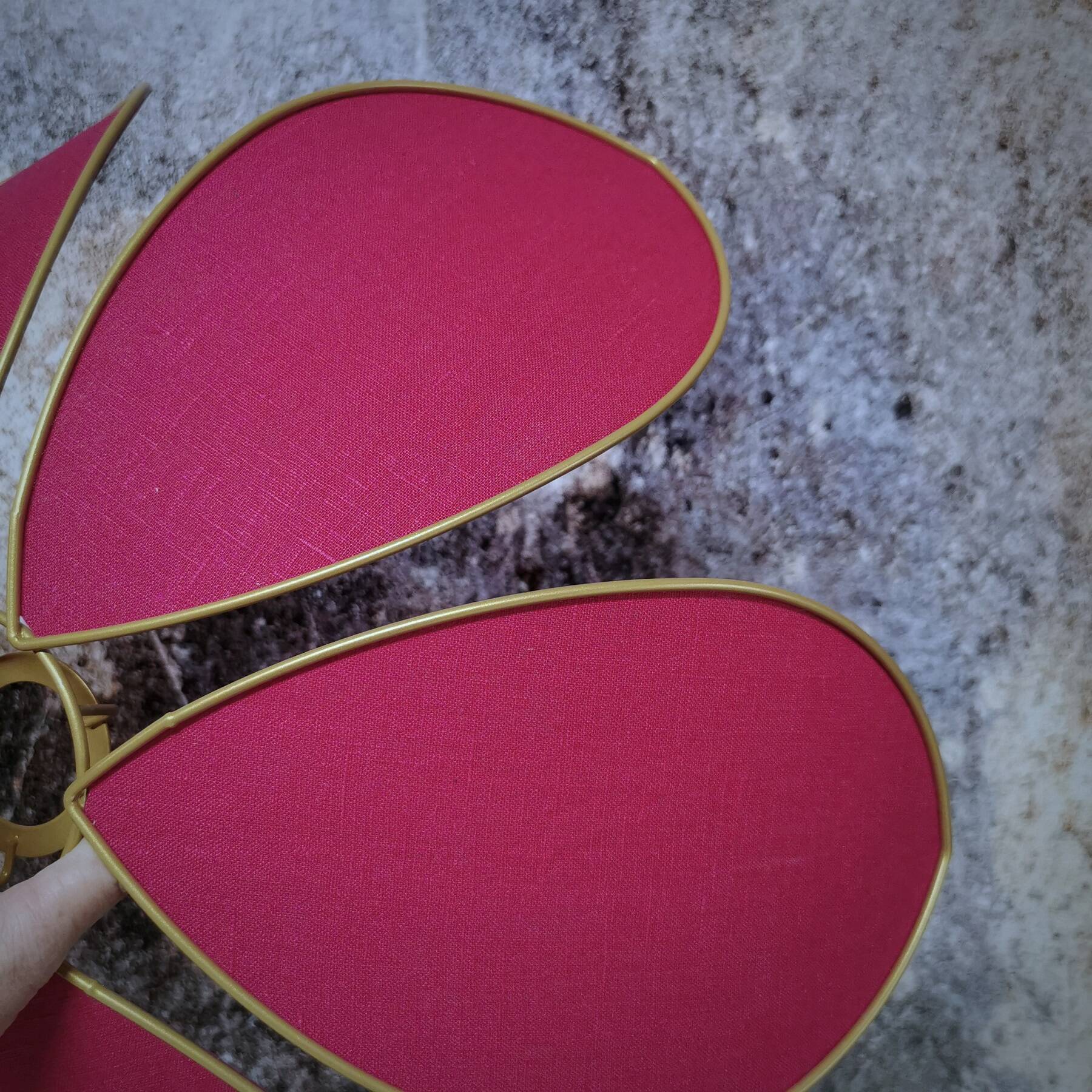 6-petal flower suspension with metal structure and fuchsia linen petals