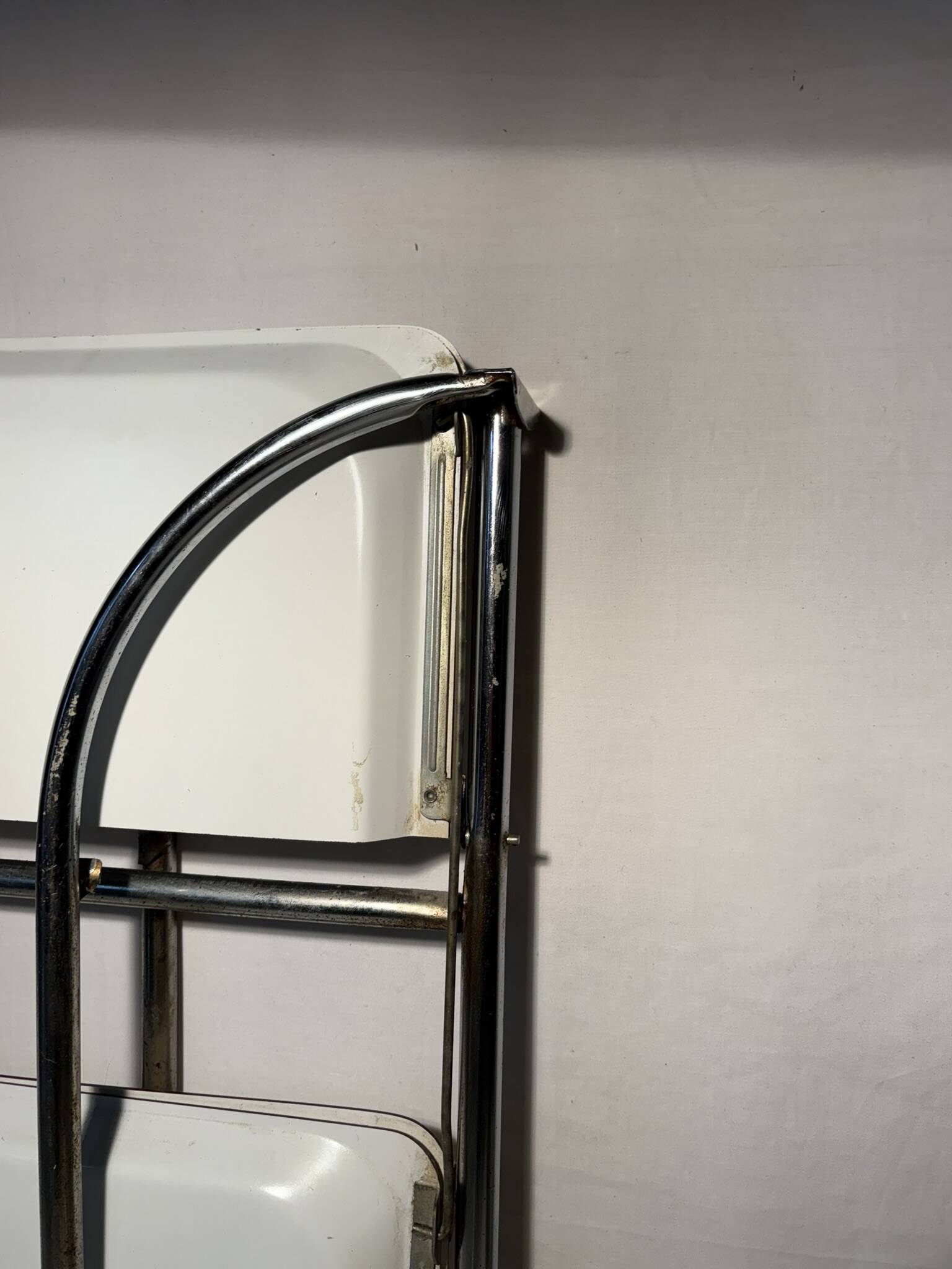 Vintage folding trolley in chromed metal and enamelled trays