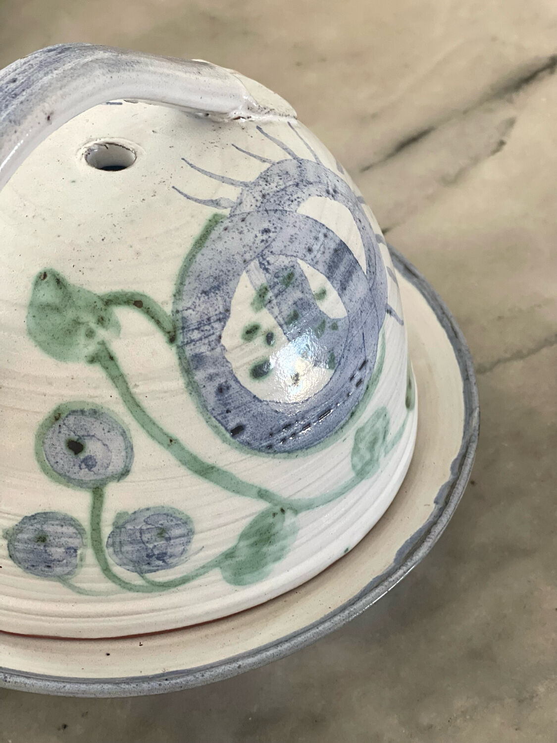 Cheese dome in stoneware.