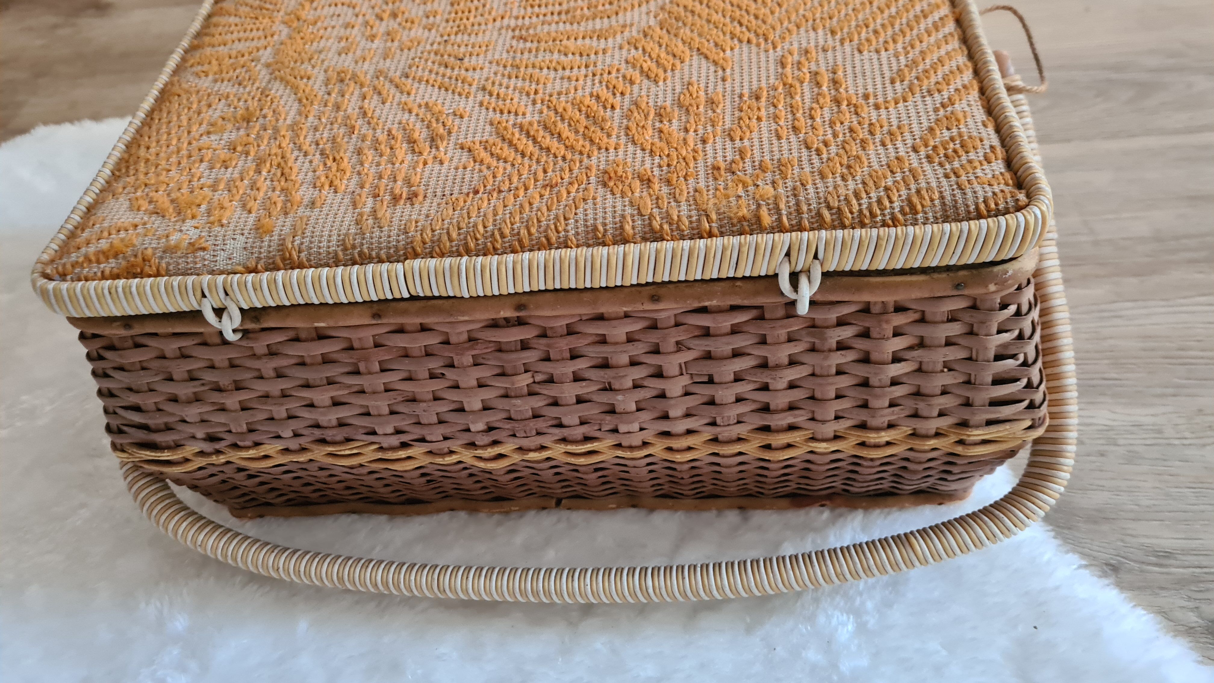 Old Wicker sewing box and scoubidou, vintage