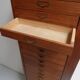 Cabinet de montre vintage avec tiroirs