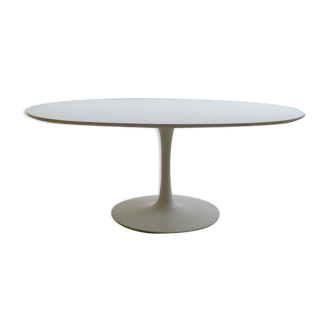 Oval white tulip dining table by Maurice Burke for Arkana 1960