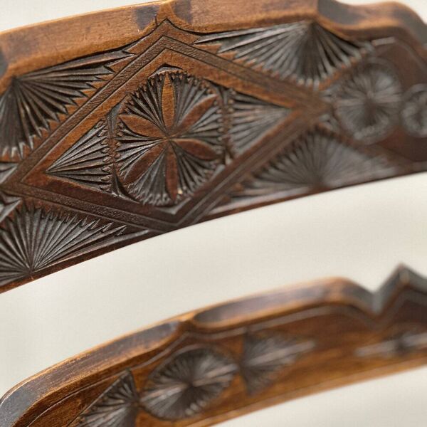 Chaise à dossier en échelle fabriquée à la main et sculptée du XIXe siècle, vers les années 1840.