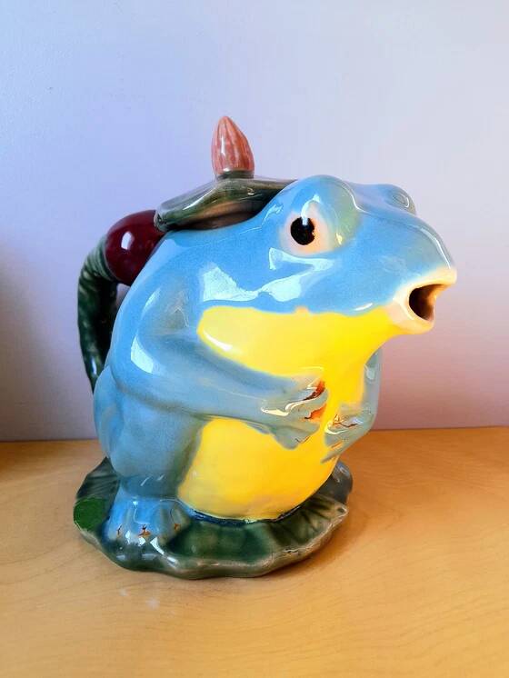 Athezza frog teapot in earthenware