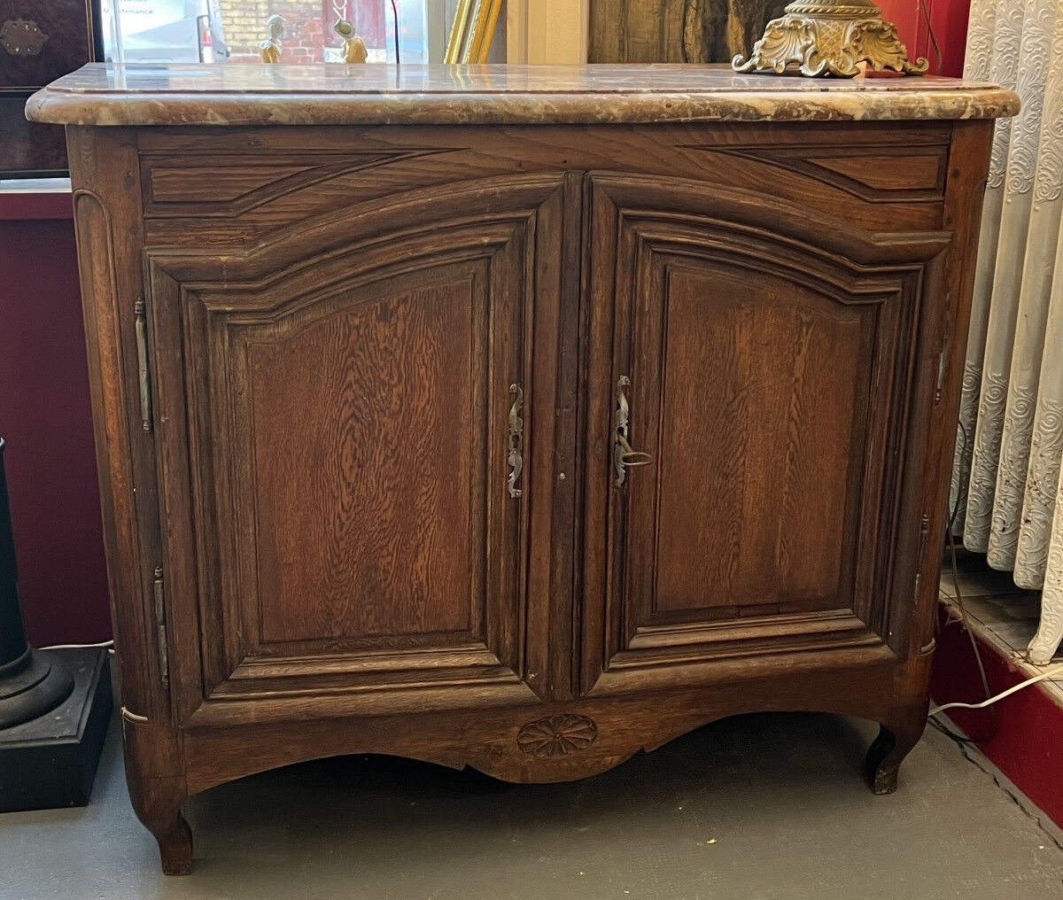 Oak hunting buffet in Louis XIV style, 18th century, with a marble top.