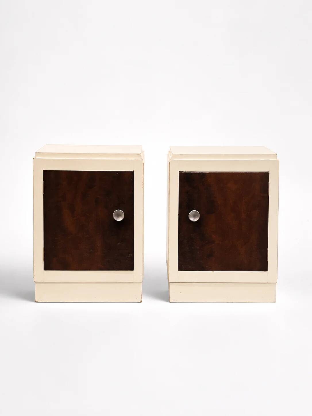 Paire de tables de nuit modernistes Art Déco tardif
